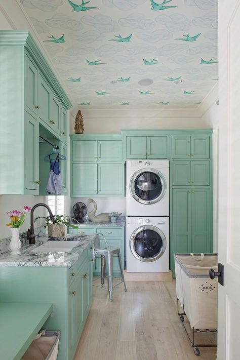 Wallpaper Laundry Room, Wallpaper Laundry, Transitional Laundry Room, Transitional Living Room Design, Laundry Room Wallpaper, Modern Laundry Rooms, Wallpaper Ceiling, Wallpaper Inspiration, Laundry Room Inspiration