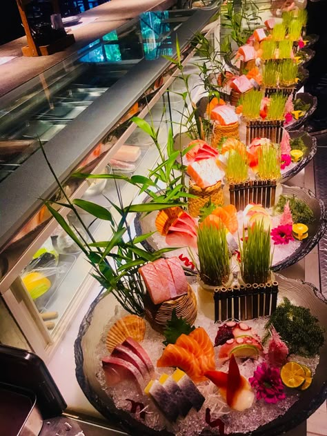 Sushi Display Presentation, Japanese Food Presentation, Sushi Presentation Ideas, Sashimi Plating, Sushi Plating, Sushi Restaurant Design, Restaurant Presentation, Sushi Display, Sushi Photo