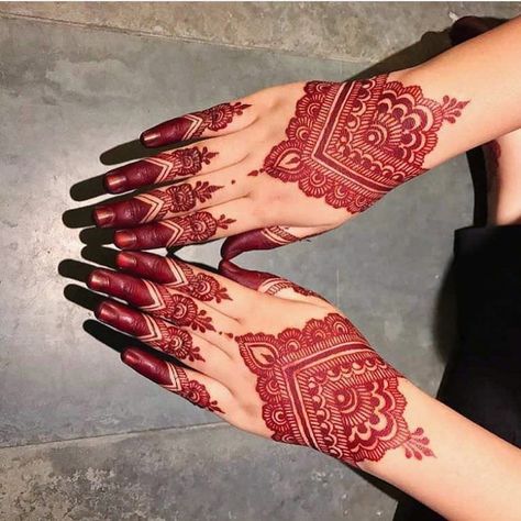 Tattooed Celebrities, Cool Henna, Inai Pengantin, Henna Color, Red Henna, Tattoos Black, Tato Henna, Henna Tattoo Hand, Henna Art Designs