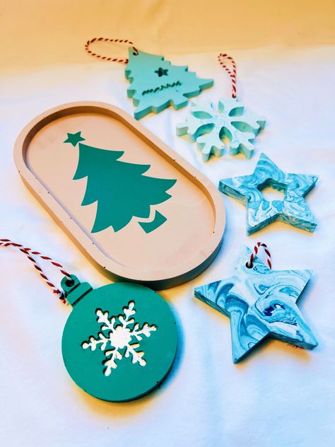 Christmas Concrete Ideas, Jesmonite Christmas Ideas, Christmas Jesmonite, Jesmonite Photography, Concrete Christmas, Jesmonite Ideas, Christmas Ornaments Ideas, Cement Pots Diy, Terrazzo Print