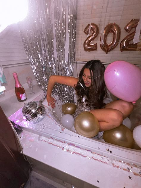 Tub Birthday Photoshoot, Bathtub Birthday Photoshoot Ideas, Birthday Tub Photoshoot Ideas, Bathroom Birthday Photoshoot Ideas, Bathtub Bday Photoshoot, 21st Birthday Inspo Pics, Bath Tub Photoshoot Birthday, Birthday Photoshoot Bathtub, Bathtub Photos