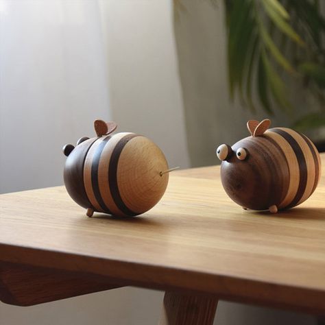 Wood Bees, Tafel Decor, Lathe Projects, Black Walnut Wood, American Black Walnut, Toothpick Holder, Wood Turning Projects, Apollo Box, Handmade Table