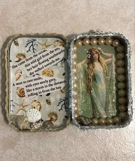 Altoid Tin Shrine, Altoids Box Ideas Tin Art, Altoids Tin Crafts, Altar Tin, Altoid Tin Ideas, Altoid Wallet, Mint Tin Crafts, Altoids Wallet, Shrines Art