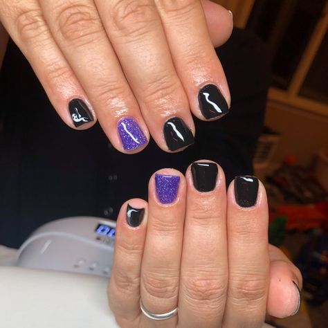 Black And Purple Nails Men, Halloween Nails 2023 Purple, Halloween Nails With Purple, Easy Halloween Nail Art For Short Nails, Black And Purple Halloween Nails Short, Purple And Black Halloween Nails Designs, Purple Black Halloween Nails, Purple Halloween Nails Short, Black And Dark Purple Nails