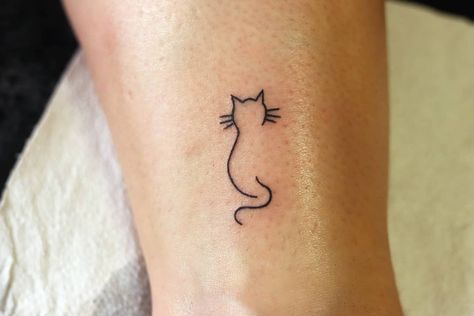 Cat Tattoo Designs Line Art, Black Outline Cat Tattoo, Tattoo Cat Outline, Outline Of A Cat Tattoo, Cat Name Tattoo Ideas, Cat Tattoo Outline Silhouettes, Small Tabby Cat Tattoo, Simple Cat Line Art Tattoo, Line Cat Tattoo Simple