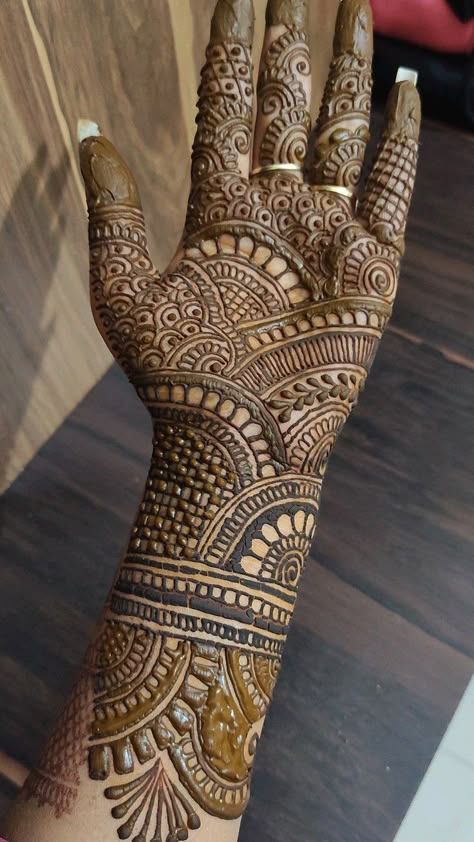 Mehndi Designs For Karwa Chauth, Latest Mehndi Designs Wedding, Mehndi Designs For Eid, Makeup And Hairstyles, Front Mehndi Design, Palm Mehndi Design, Indian Mehndi Designs, Mehndi Designs Bridal Hands, Mehndi Designs For Kids