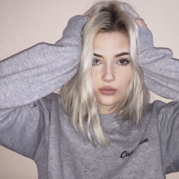 Foto Poses, Modern Hairstyles, Luke Hemmings, Grunge Hair, 인물 사진, Silver Hair, Instagram Foto, White Hair, Nicki Minaj