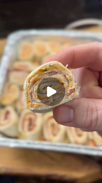 Baked Tortilla Pinwheels, Meatless Pinwheel Recipes, How To Make Pinwheels Sandwiches, Pin Wheel Recipes Easy, Appetizer Pinwheels, Pesto Pinwheels, Pinwheels Appetizers, How To Make Pinwheels, Tortilla Pinwheels