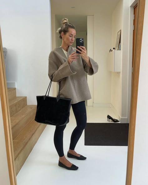 Ways To Wear Leggings, Leggings As Pants, Anouk Yve, Oversized White Shirt, Black Leggings Outfit, How To Wear Leggings, Brown Leggings, Basic Leggings, Leggings Outfit