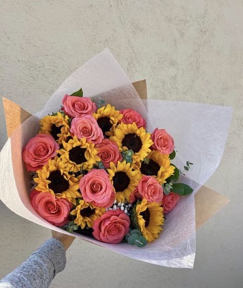 Sun Flower Bouquet Simple, Sunflowers And Roses, Virtual Flowers, Flower Bouquet Diy, Prettiest Bouquet, Flower Gift Ideas, Boquette Flowers, Flower Boutique, Flowers Bouquet Gift