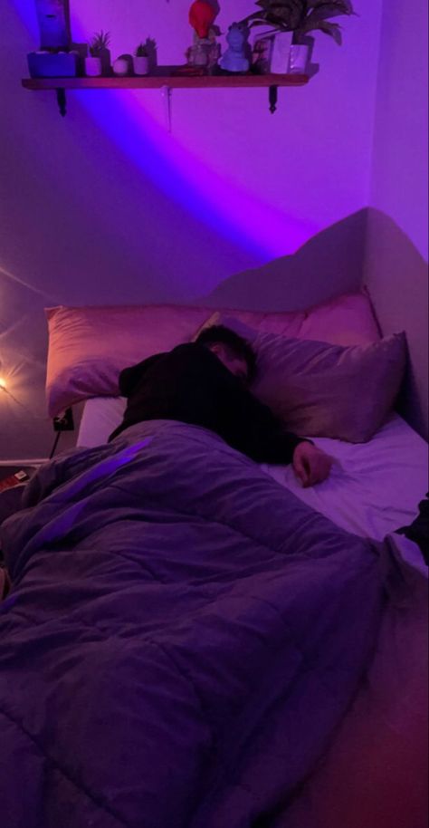 Guy Sleeping In Bed Snapchat, Laying In Bed Aesthetic Couple Night, Sleeping Girlfriend Aesthetic, Boy And Girl Sleeping Together, Fake Couple Snaps Night Bed, Couple Napping Aesthetic, Night Bed Pics, Fake Sleeping Snaps, Fake Couple Snaps Bed