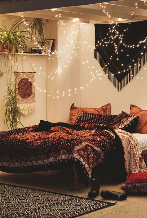 51 Cozy Bedrooms With How-To Tips & Inspiration Hipster Bedroom Decor, Hipster Bedroom, Eclectic Decor Bedroom, Bohemian Room Decor, String Lights In The Bedroom, Boho Bedroom Design, Cool Room Decor, Boho Style Bedroom, Bohemian Room