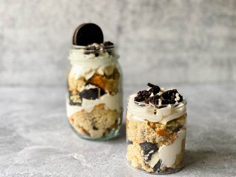 Cake Jar Ideas, Cake In A Jar Recipe, Mason Jar Cakes, Different Kinds Of Cakes, Different Types Of Cakes, Cookies And Cream Cake, Cake In A Jar, Dessert In A Jar, Individual Cakes