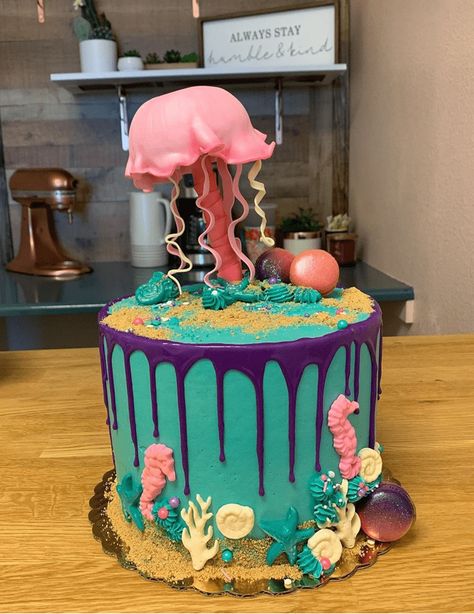 Jellyfish Cake Topper, Jelly Fish Cupcakes, Jelly Fish Cake Ideas, Jellyfish Cake Ideas, Jellyfish Birthday Cake, Jellyfish Cake, Jellyfish Birthday, Jellyfish Outfit, Ocean Birthday Cakes