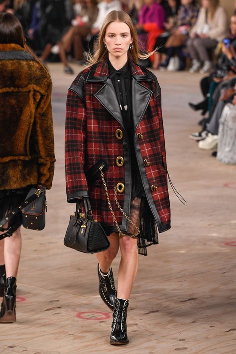 Coach 1941 Fall 2019 Ready-to-Wear collection, runway looks, beauty, models, and reviews. Coach Fashion, Ivy League Style, Coach 1941, Fashion Design Collection, Fashion Plates, Vogue Paris, Coat Fashion, Primavera Estate, Autumn Winter Fashion