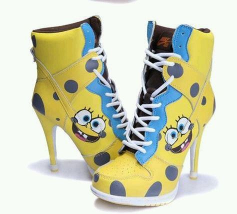 Bob Esponja Jordan High Heels, Nike High Heels, Nike Lebron Shoes, Sneaker High Heels, Nike Heels, Lebron Shoes, Girls High Heels, Ugly Shoes, High Heel Sneakers