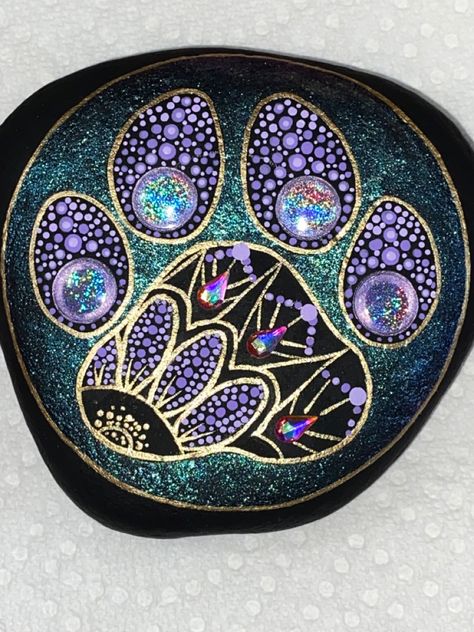 Dog Paw Painted Rocks, Memorial Rocks, Paw Print Art, Paw Painting, Stone Art Painting, Dog Rocks, Pebble Mosaic, Rock And Pebbles, Rock Painting Patterns