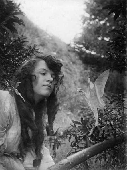 The Cottingley Fairies - When Sir Arthur Conan Doyle became convinced in the supernatural Cottingley Fairies, Fairy Academia, Real Fairies, Fairies Photos, Fairy Ring, Sir Arthur Conan Doyle, Conan Doyle, Vintage Fairies, Fairy Art