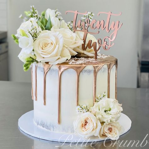 Rose gold drip cake White And Rose Gold Birthday Cake, White Rose Cake Birthday, 30th Birthday Cake Rose Gold, Rose Gold Drip Cake Birthday, Rose Gold Cake Birthday One Layer, White And Gold Drip Cake, Layer Cake Anniversaire, White And Golden Cake, Elegant Drip Cake