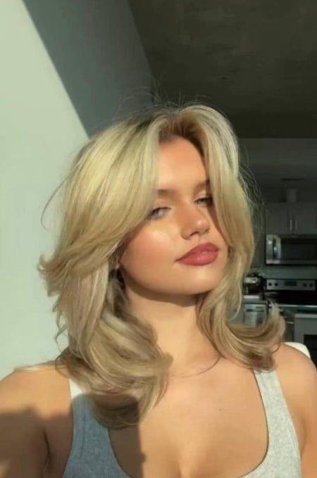 Want to know what is a butterfly haircut? Celebrities and Tiktok stars are going nuts over this cool hairstyle trend. Sabrina Carpenter Hair Layers, Sabrina Carpenter Haircut Layers, 90s Fitted Cami Tank Top, Fitted Y2k Cami Tank Top, Grunge Cottagecore, Grunge Haircut, Avril Lavigne Blonde And Black Hair, Butterfly Hair, Long Layered Hair