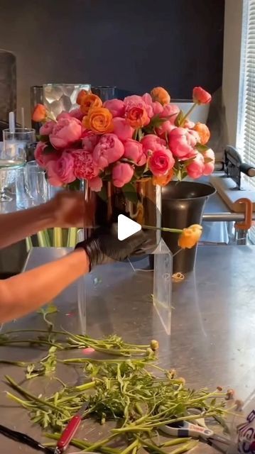 FLORAL DESIGN & WORKSHOP 🇺🇸🇵🇭 on Instagram: "“Peonies : Timeless Beauty “🌸🌸🌸🌸🌸🌸🌸 . . . #peonies #timelssbeauty #florallove #flowermagic #peonypassion #flowerstagram #gardenfavorites #bloomseason" Peony Flower Arrangements, Hydrangea Arrangement, Hydrangea Arrangements, Peonies And Hydrangeas, Design Workshop, March 3, Peony Flower, Timeless Beauty, Hydrangea