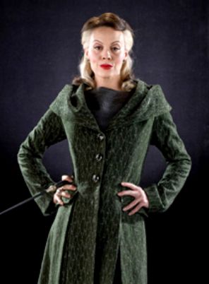 Found it at last! Narcissa Malfoy's stunning outfit. Malfoy Narcissa, Wizarding Fashion, Harry Potter Kostüm, The Malfoys, Harry Potter Halloween Costumes, Harry Potter Costumes, Narcissa Black, Imprimibles Harry Potter, Harry Potter Wiki