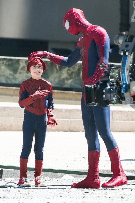 Insanely Adorable Photos Of Andrew Garfield Hanging Out With A Mini Spiderman The Amazing Spiderman 2, Spiderman 1, Andrew Garfield Spiderman, Garfield Spiderman, Spiderman 3, Spider Man 2, Bd Comics, Andrew Garfield, Spiderman Art