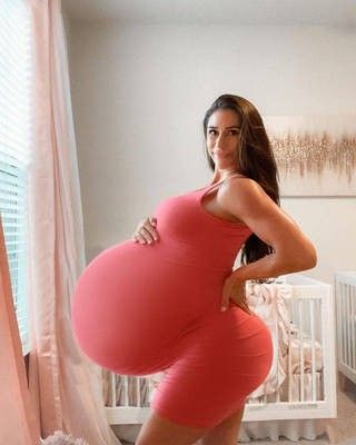 Pregnant Belly Huge, Huge Pregnant, Vintage Maternity Clothes, Pregnant Celebrity, Cute Maternity Style, Big Pregnant, Anime Pregnant, Pregnancy Belly Photos, Big Women Fashion