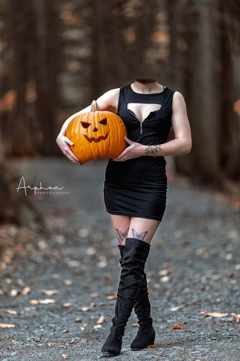 Holding Pumpkin Pose Reference, Holding Pumpkin Pose, Pumpkin Queen, Halloween Photography, Halloween Photo, Halloween Photoshoot, Pumpkin Head, Halloween Photos, Reference Poses