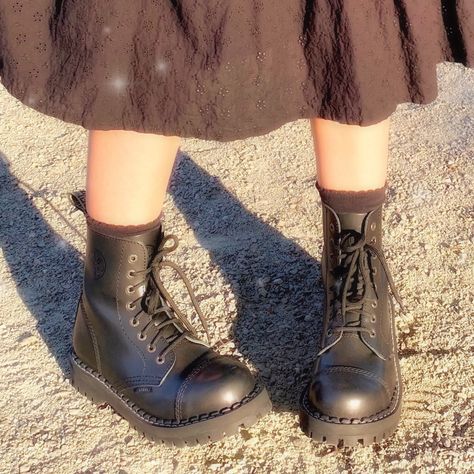 Combat Boots Aesthetic, Steel Boots, Boots Aesthetic, Dr Martens Style, Beach Hippie, Martens Style, Wardrobe Sets, Womens Combat Boots, Doc Marten Oxford