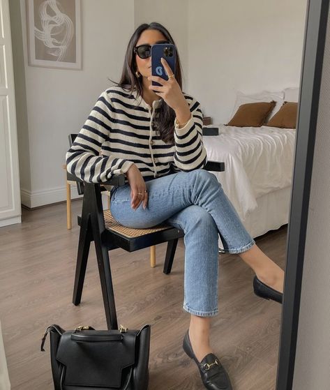 Cardigan Jeans Outfit, Cardigan Work Outfit, Stripe Cardigan Outfit, White Cardigan Outfit, Casual Elegant Outfits, Gucci Jordaan, Casual Spring Outfit, University Outfit, Black And White Cardigans