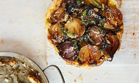 Recipe: BOSH! vegan cheese and onion tarte tatin Onion Tarte Tatin, Onion Tarte, Vegan Dinner Party, Tarte Tatin Recipe, Dinner Party Dishes, Onion Tart, Simple Green Salad, Family Dinner Recipes, Tasty Bites