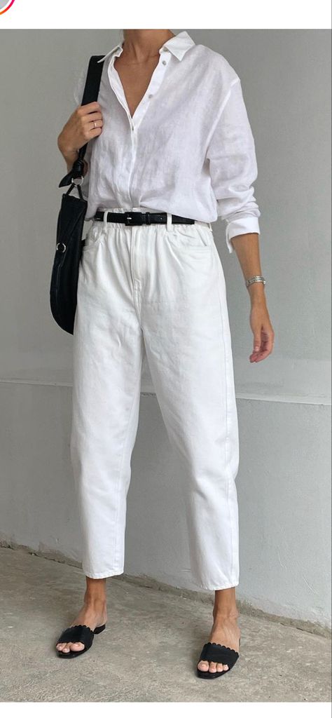 White Mum Jeans Outfit, White Jeans Outfit Summer Classy, Wide Leg Jeans Outfit Street Style, White Mom Jeans Outfit, White Shirt Dress Outfit, White Jeans Outfit Summer, White Jeans Summer, White Tshirt Outfit, White Wide Leg Jeans