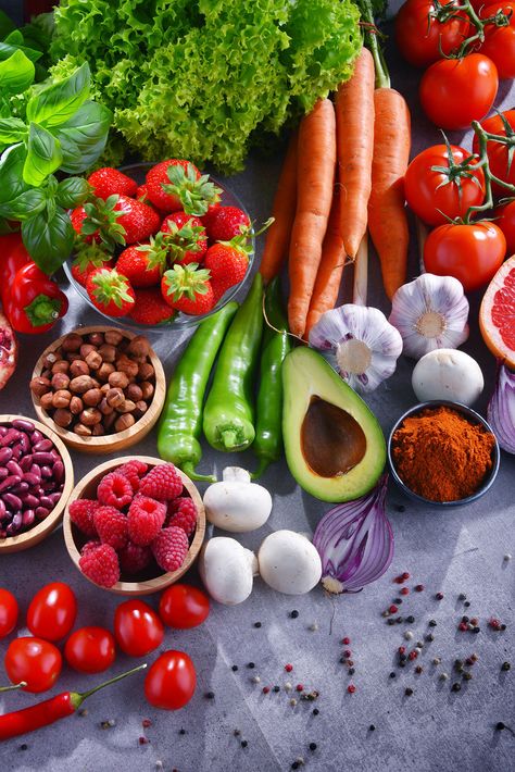 Should You Try a Raw Vegan Diet? Beautiful Vegetables, Raw Vegan Diet, Raw Diet, Raw Food Diet, Raw Vegan Recipes, Fresh Fruits And Vegetables, Raw Food, Eating Raw, Vegan Foods