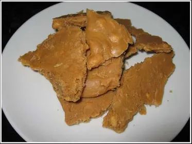 Soft Peanut Butter Brittle Recipe, Peanut Butter Brittle Recipe, Soft Peanut Brittle Recipe, Soft Peanut Brittle, Peanut Butter Brittle, Peanut Brittle Recipe, Butterfinger Candy, Brittle Recipes, Peanut Butter Candy