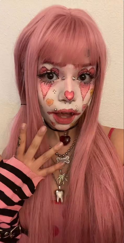 Cute Halloween Makeup Girl Pink Makeup Looks Halloween, Cute Pink Clown Costume, Sparkly Clown Makeup, Halloween Makeup Pink Hair, Diy Clown Outfit Women, Cute Clown Outfit Ideas, Pink Clown Makeup Halloween, Pink And Black Clown Makeup, Cute Pink Clown Makeup