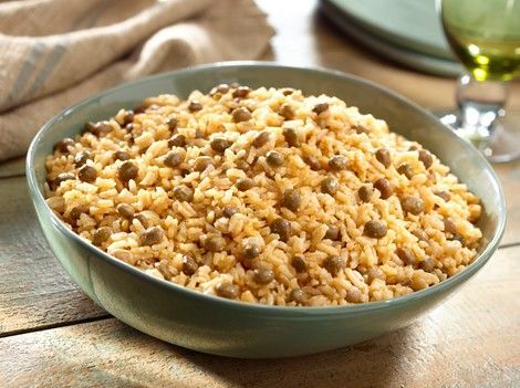 Vive la experiencia de los auténticos sabores de República Dominicana con esta receta de Arroz con Gandules y coco llamada por los dominicanos Moro de Guandules con Coco. Aquí, los tiernos granos de arroz extra largo se cocinan con los fragantes gandules llenos de sabor junto con especias tradicionales y la cremosa leche de coco; todo para dar vida a un plato de arroz que se robara el show en la mesa en cualquier cena. Esta tradicional receta va de generación en generación en las familias domini Rice With Pigeon Peas, Rice And Pigeon Peas, Goya Recipe, Peas Recipe, Pigeon Peas, Dominican Food, Rice And Beans, Rice And Peas, Hispanic Food