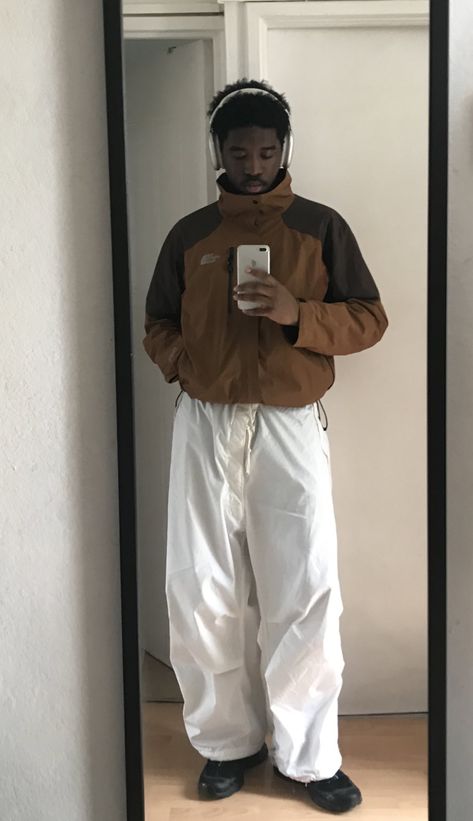 Windbreaker Pants Outfit, Windbreaker Outfit Men, Streetwear Fall Outfits, Japanese Street Fashion Men, Mens Fashion Week Street Style, Windbreaker Outfit, Guys Fits, Streetwear Fall, Preppy Men