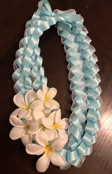 Double wrapped ribbon lei Lolly Leis Graduation Gifts, Lolly Lei, Graduations Lei, Lolly Necklace, Graduation Leis Diy Ribbons, Graduation Garland, Money Lei Diy, Lei Ideas, Graduation Leis Diy