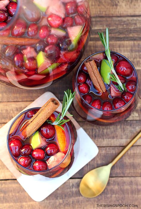 Easy & Festive Holiday Sangria Recipe Holiday Sangria Recipes, Homemade Sangria, Red Sangria Recipes, Winter Sangria, Holiday Sangria, Red Wine Sangria, Sangria Cocktail, Apple Sangria, Wine Sangria