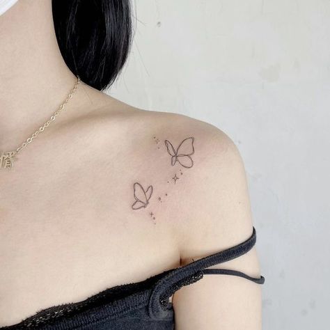 Woman Tattoo Arm, Tato Simple, Artist Tattoo Ideas, Art Tattoo Design, Butterfly Tattoo On Shoulder, Simple Tattoos For Women, Small Girly Tattoos, Small Shoulder Tattoos, Cool Wrist Tattoos