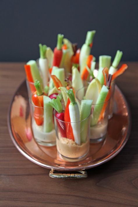 Pin for Later: 50 Bite-Size Apps Perfect For Super Bowl 50 Individual Hummus and Crudites Cups Get the recipe: individual hummus and crudites cups Christmas Cocktail Party Appetizers, Event Appetizers, Aperitif Cocktails, Cocktail Party Appetizers, Cocktail Outfits, Cocktails Summer, Nibbles For Party, Christmas Cocktail Party, Cocktail Party Food