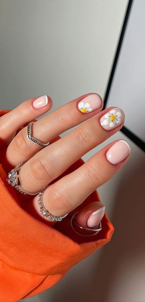 6. White Tin French Tips & Daisy Short Nails We’re officially in March! I can feel Spring is in the air. We enter the... Really Short Nails, Natural Nail Designs, Daisy Nails, Minimal Nails, Cute Summer Nails, Spring Is In The Air, Cute Gel Nails, Spring Nail Art, Short Acrylic Nails Designs