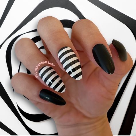 Halloween Nails Black And White, Halloween Nails Black, Nails Black And White, Monochrome Nails, Nail Art Halloween, Nail Art Stripes, Stripped Nails, Nail Polish Stickers, Claw Nails