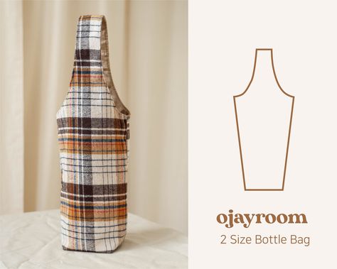 How To Sew A Wine Bottle Bag, Wine Bag Sewing Pattern, Wine Bottle Bag Pattern Free Sewing, Wine Bag Pattern Free, Fabric Wine Bottle Bag, Wine Bag Pattern, Wine Gifts Diy, Tumbler Bottle, Coffee Cup Sleeves