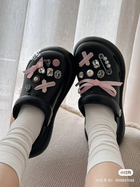 Crocs With Laces, Crocs Ideas Black, Douyin Crocs, Xiaohongshu Crocs, Black Crocs Aesthetic, Platforms Outfit, Croc Platforms, Crocs Aesthetic, Styling Crocs