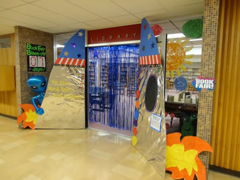 Space School Theme Ideas, Universe Decoration Ideas, Space Theme Hallway School, Out Of This World Homecoming Theme, School Book Fair Decorations, Space School Decoration, Space School Theme, Space Homecoming Theme, Space Library Theme