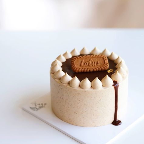 Lotus Cake Design, Mini Lotus Cheesecake, Eggless Lotus Biscoff Cake Recipe, Lotus Biscoff Cake Design, No Bake Mini Lotus Biscoff Cheesecake, Lotus Biscoff Tiramisu, Lotus Cake, Minimalist Cake, Lotus