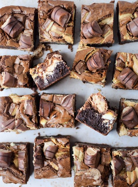 Brownies And Cookies Together, Kinder Recipes, Bueno Brownies, Brownies Gooey, Brownies Ideas, Gooey Chocolate Brownies, Brownie Ideas, Chocolate Hazelnut Spread, Easter Baking