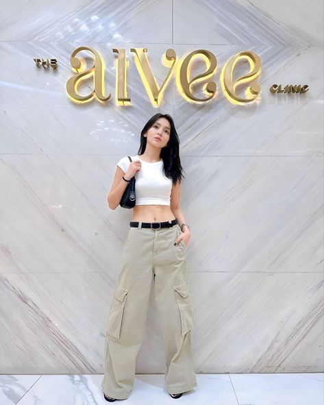 Ways To Style Cargo Pants, Kathryn Bernardo Outfits, Style Cargo Pants, Kathryn Bernardo, Japan Outfit, Style Steal, 2000s Fashion Outfits, Style Cargo, 2000s Fashion